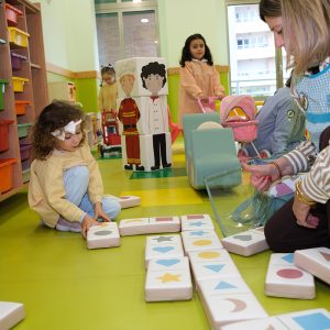 Dominó de 28 Peças com Cores e Formas